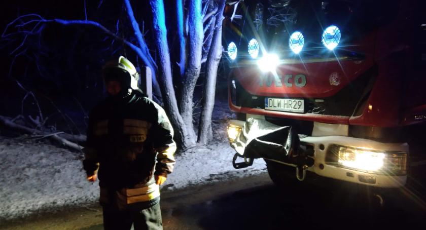 Gwałtowna wichura spowodowała zniszczenia. W wielu domach nie ma prądu.
