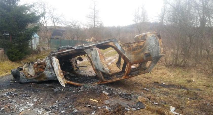 Jelenia4x4 usunęli spalony wrak, który blokował przejazd 