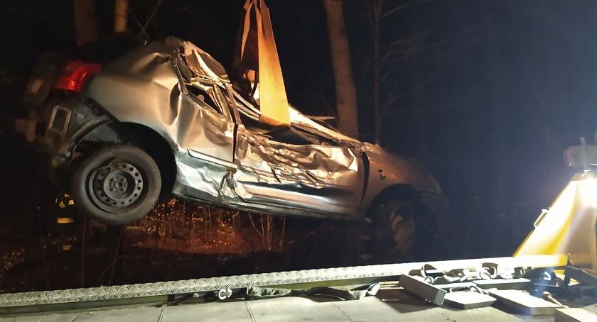 Toyota wypadła z drogi. Kierująca w ciężkim stanie.