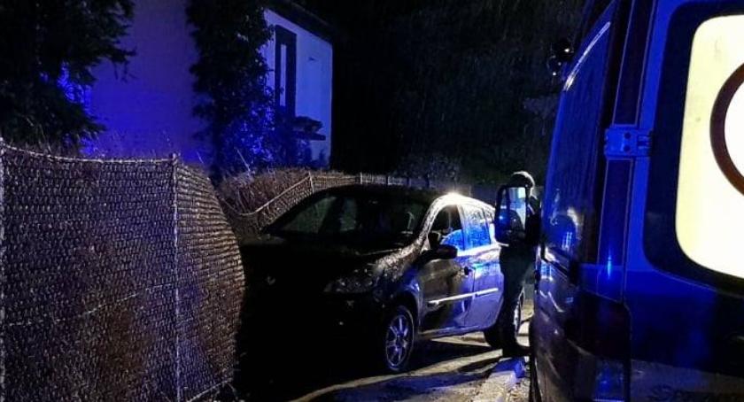 Renault wjechał w ogrodzenie