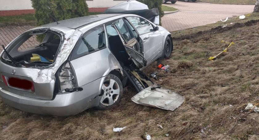 Doszczętnie rozbite auto na Spółdzielczej - kierowca poszukiwany