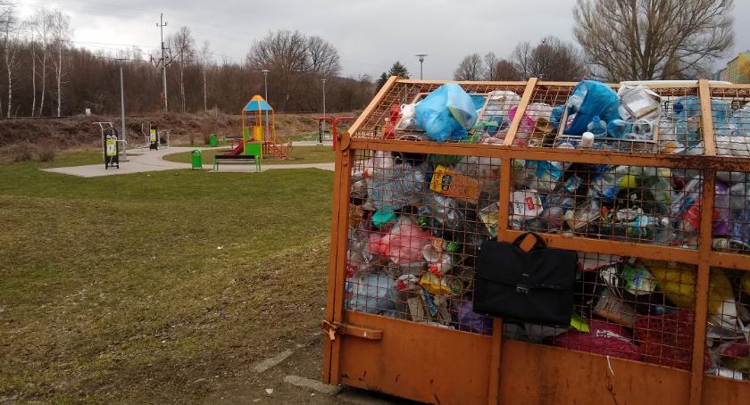 Śmietnisko na osiedlu Orle