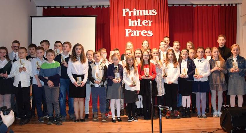 Piechowice : Najlepsi uczniowie ze statuetkami Primus Inter Pares