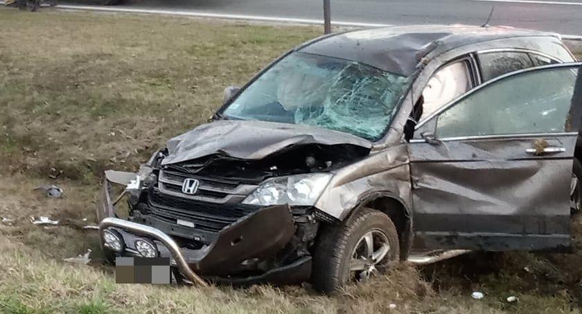 Kobieta potrącona na przejściu dla pieszych. Auto w rowie