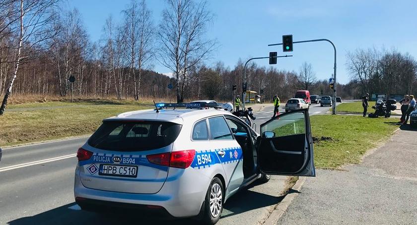Czerwone światło zaskoczyło motocyklistę