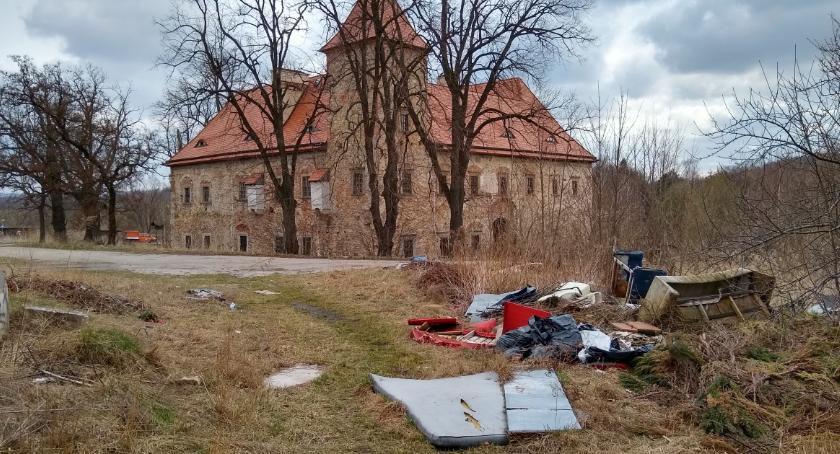 Dwór Czarne tonie w śmieciach