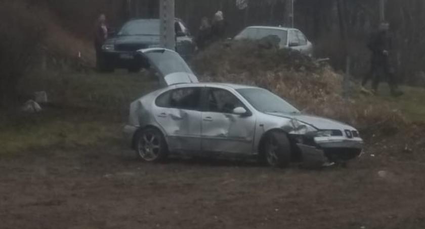 W Wojcieszycach seat ściął słup i wpadł na posesję