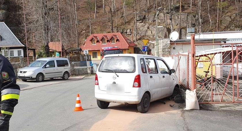 Widlakiem uderzył w samochód. Kierowca poszkodowany