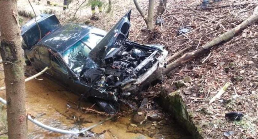 W Jagniątkowie bmw wjechało do strumienia