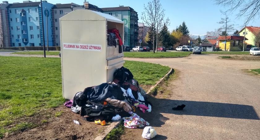 Sterta odzieży używanej zalega na parkingu