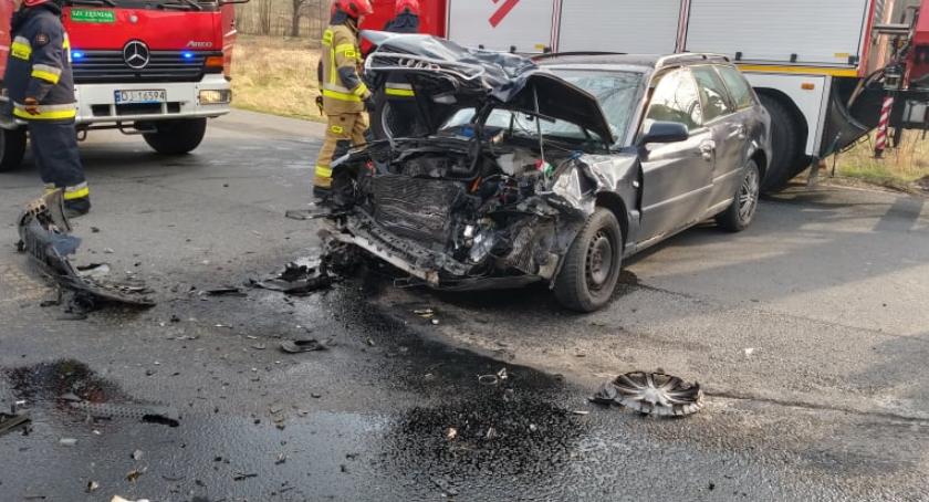 Groźny wypadek w Ścięgnach. Bus zderzył się z osobówką.