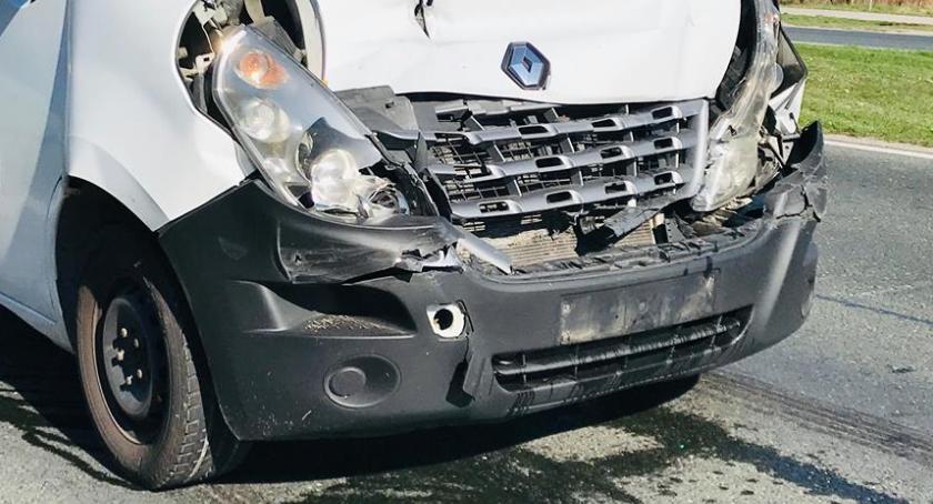 Bus najechał na tył auta ciężarowego