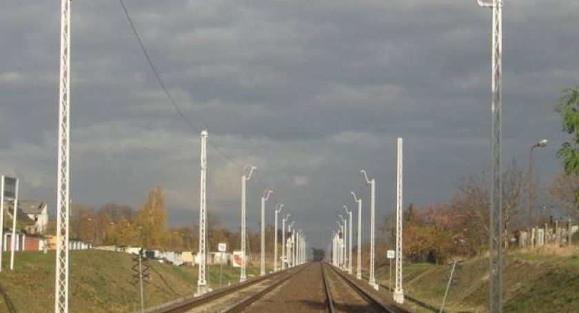 Złodzieje ukradli fragment świeżo zamontowanej kolejowej sieci trakcyjnej