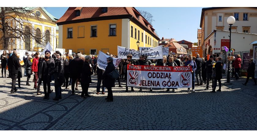 Czarny Marsz nauczycieli w Jeleniej Górze