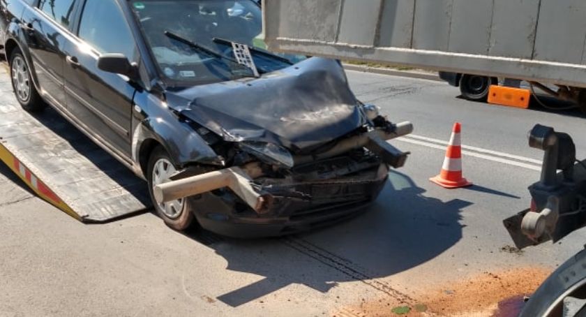 Auto osobowe wbiło się w tył ciężarówki