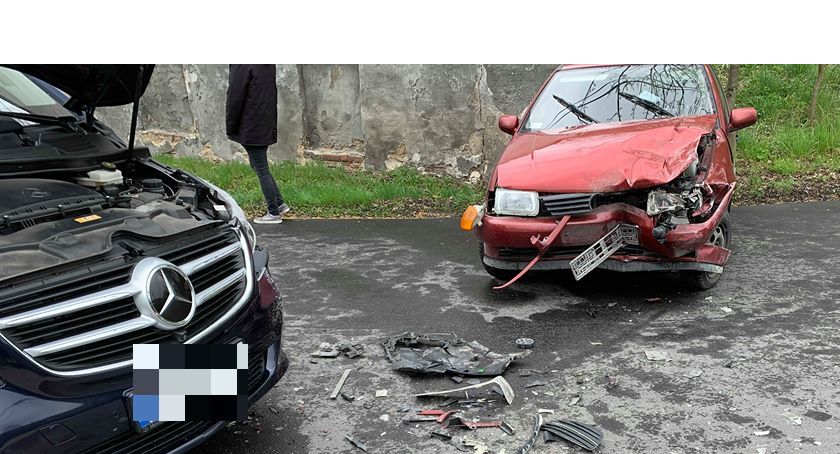 Volkswagenem polo w mercedesa. Zderzenie dwóch aut na ulicy Goduszyńskiej.