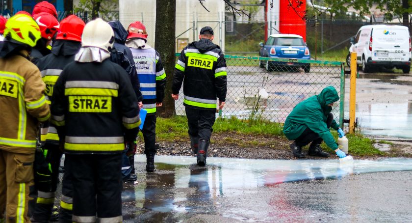 Nieznana substancja wypływa spod ziemi. Interweniują grupy chemiczne z Legnicy i Wałbrzycha