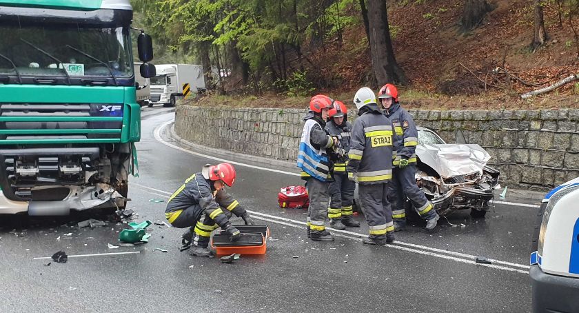 Wypadek na dk3. Osobówka zderzyła się z tirem