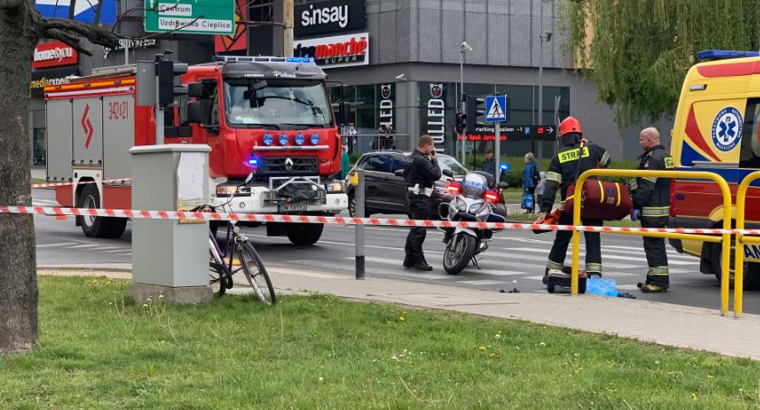 Wypadek na Podwalu. Rowerzysta w ciężkim stanie