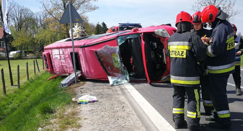 Wypadek na dk3 w Radomierzu. Są osoby ranne, jedna w stanie ciężkim.
