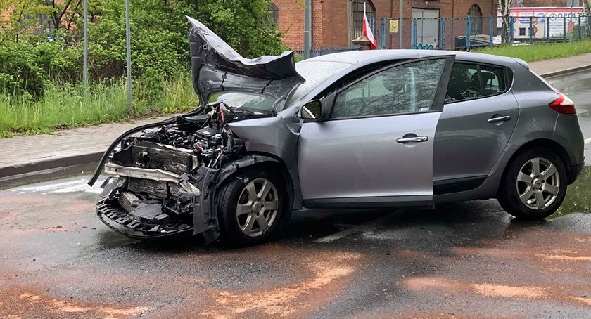 Kierowca nie patrzył na drogę? - samochód osobowy wjechał w ciężarówkę
