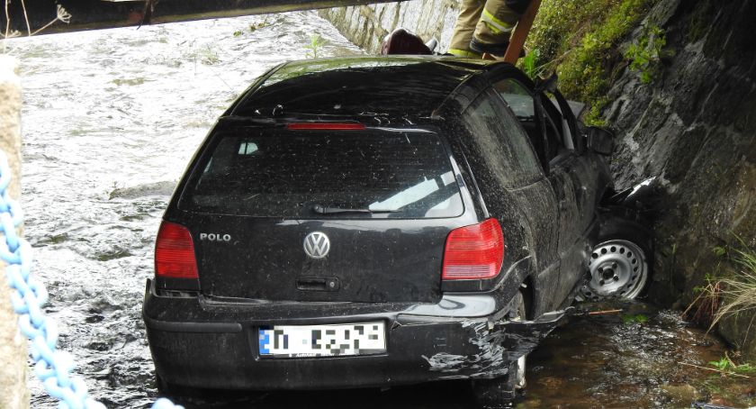 Wskoczył samochodem do strumienia