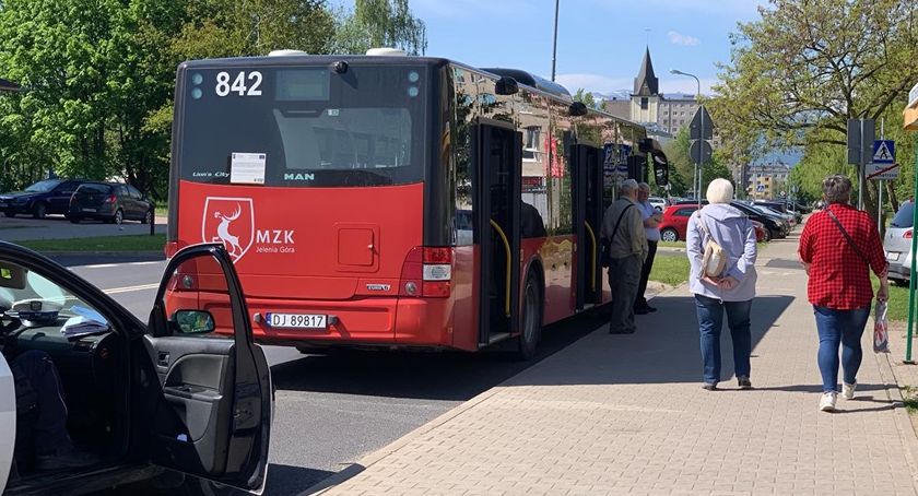 Autobus potrącił mężczyznę na przystanku