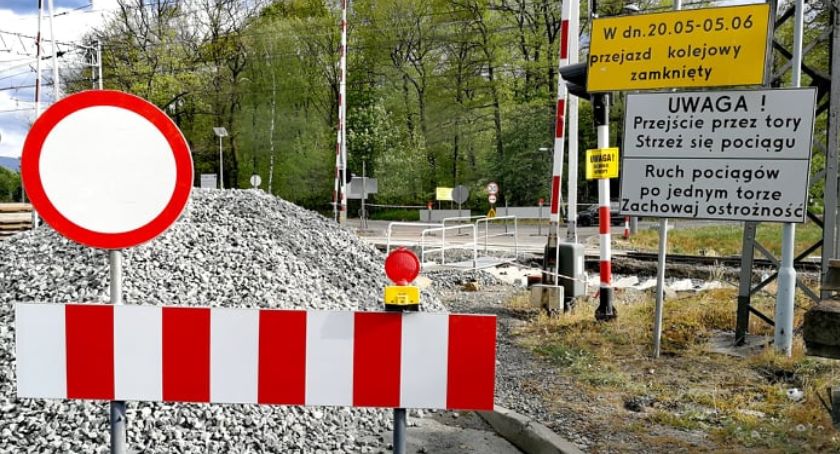 Karetka na sygnale utknęła przed remontowanym przejazdem