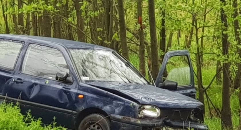 Volkswagen wypadł z drogi i dachował