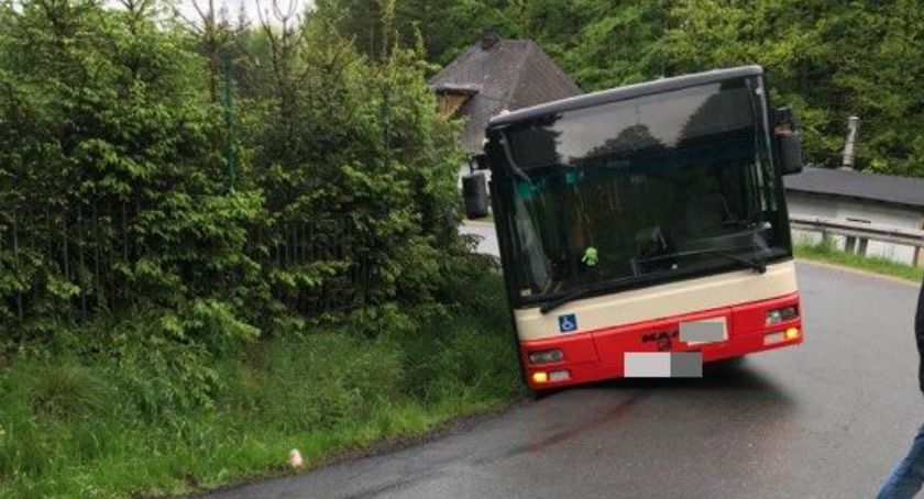 Autobus MZK zsunął się na pobocze