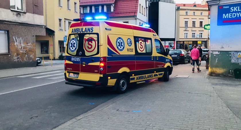 Mężczyzna ugodzony nożem na ulicy Wolności