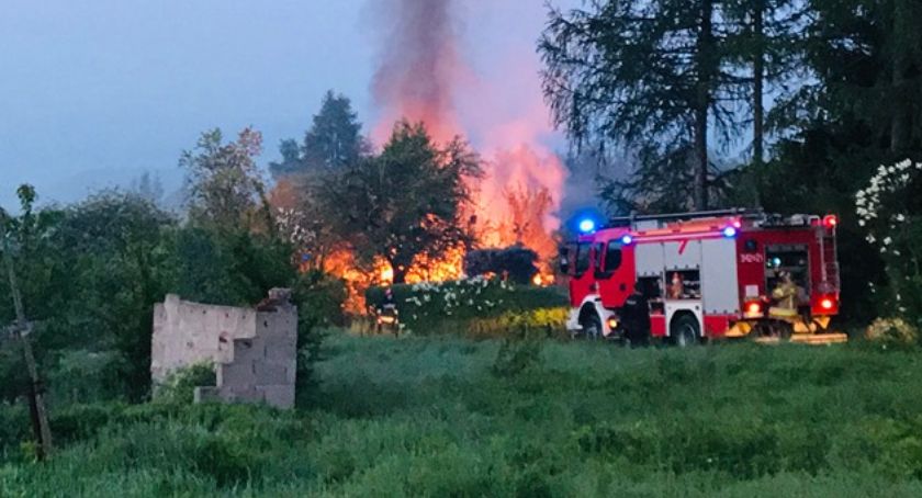Na Sudeckiej spłonęła ogrodowa altanka