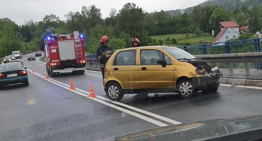 Wpadł w poślizg i uderzył w bariery