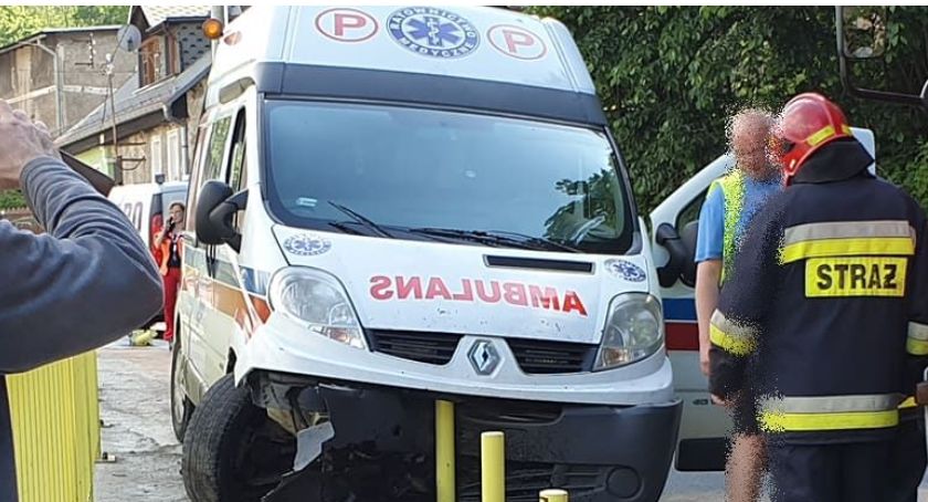 O krok od tragedii w Kowarach. Rozpędzony ambulans wjechał na chodnik.