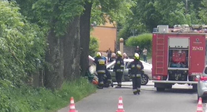 Zasłabł za kierownicą i uderzył w drzewo.