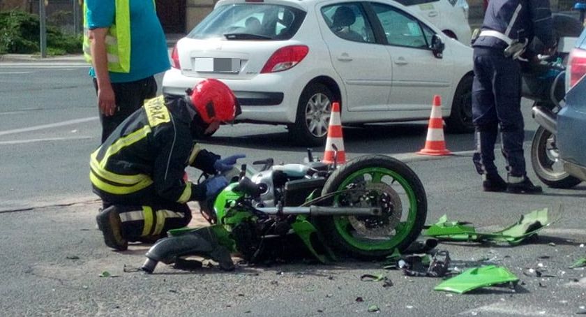 Na Placu Wyszyńskiego motocyklista zderzył się z autem osobowym