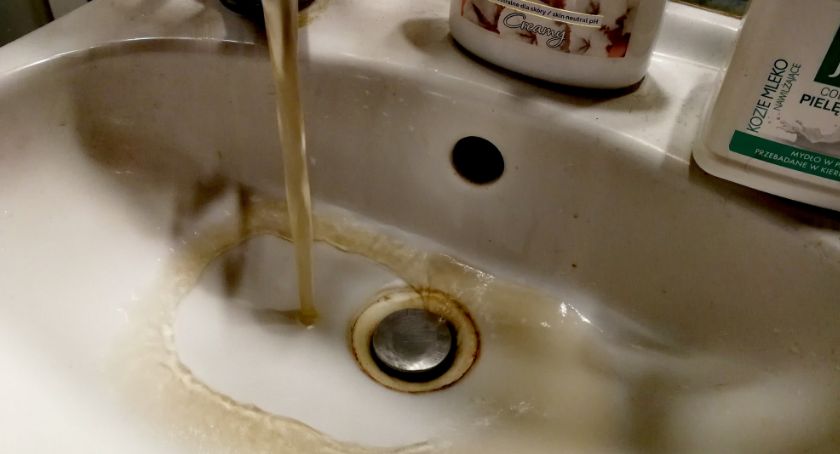 Z kranu leci brudna woda - skarży się mieszkaniec Zabobrza