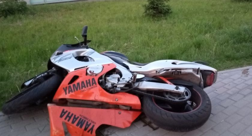 Zderzenie samochodu z motocyklem. Motocyklista zbiegł z miejsca zdarzenia