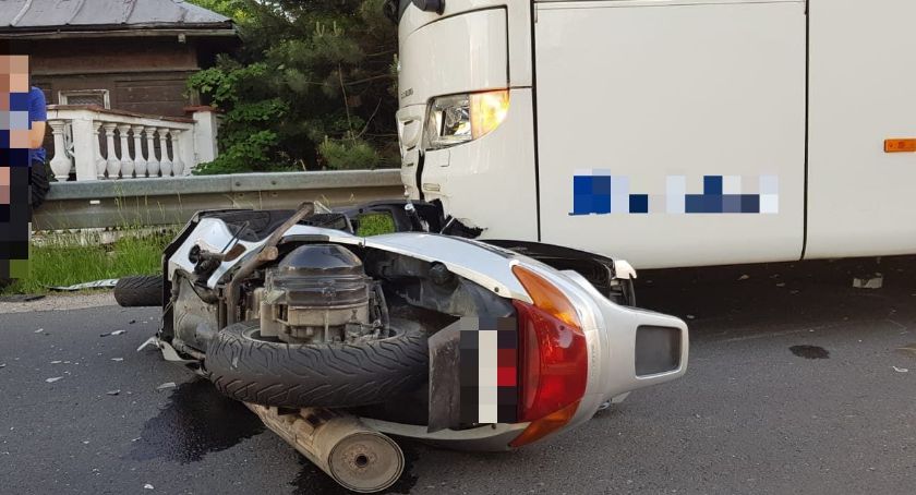 Motocyklem pod autobus
