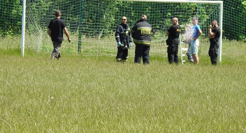 Powiesił się na boisku Uwaga - drastyczne zdjęcia.