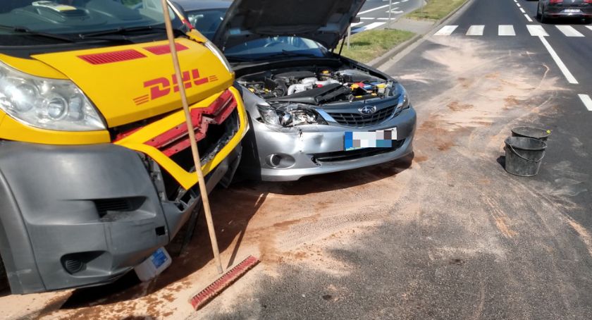Bus zajechał drogę osobowemu Subaru. Zderzenie na Sobieskiego.