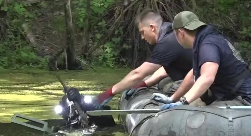 Rozminowywanie zalanego wyrobiska gliny pod Lwówkiem ŚLąskim