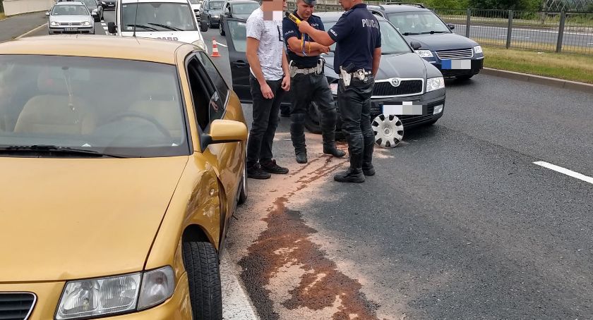 Zmieniał pas ruchu i wjechał w auto jadące obok