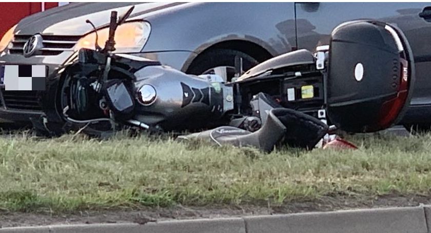 Zmieniał pas ruchu i potrącił motocyklistę