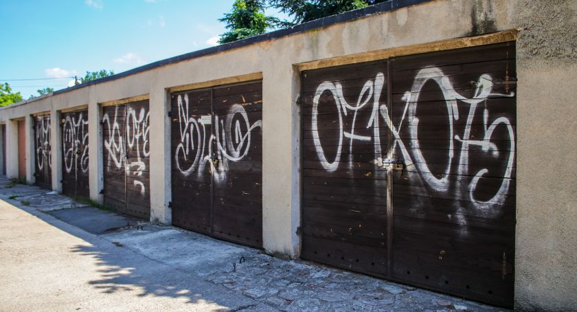 Ktoś pomazał bramy garażowe