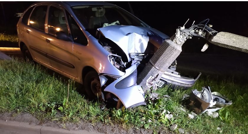 Citroen ściął betonową latarnię