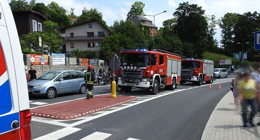 Utrudnienia w centrum Szklarskiej Poręby. Motocyklista wpadł na auto osobowe.