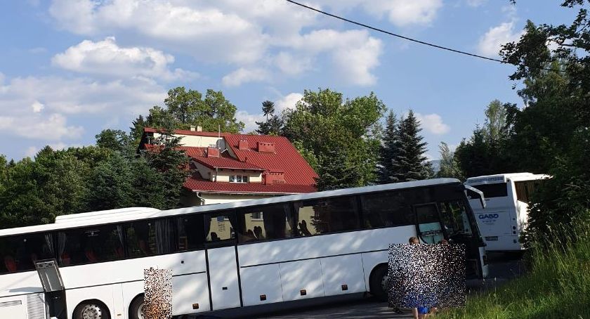W Szklarskiej Porębie autokar zablokował ulicę