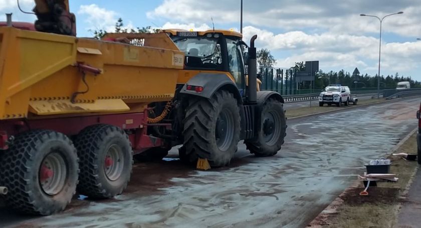 Ogromna plama oleju w alei Solidarności