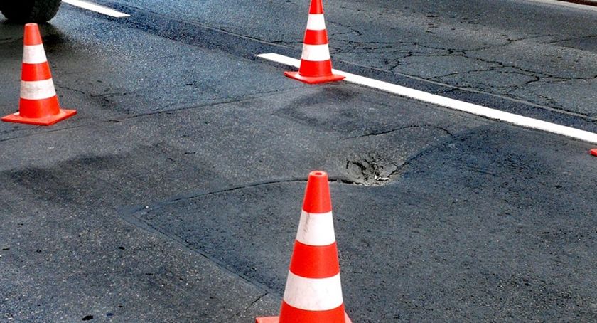 Zapada się jezdnia przy ulicy Wolności